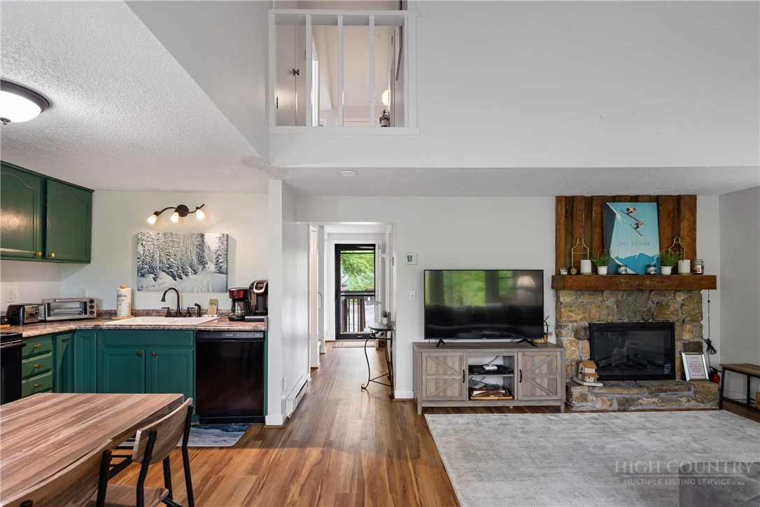 Image number 7 for the current listing