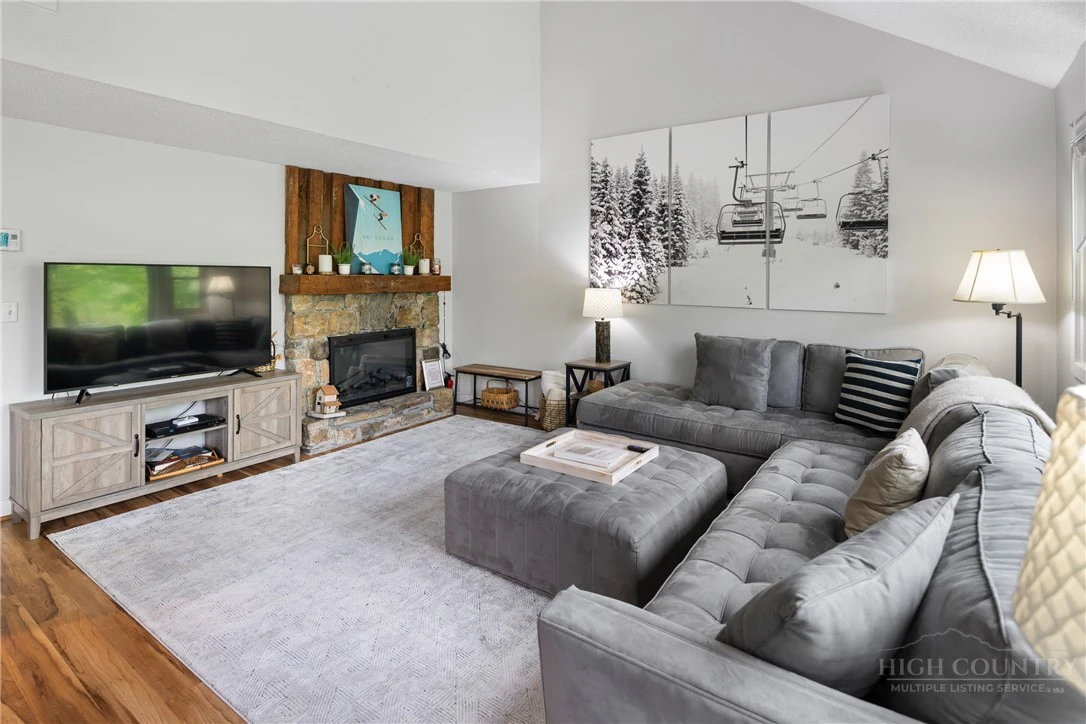 Image number 4 for the current listing