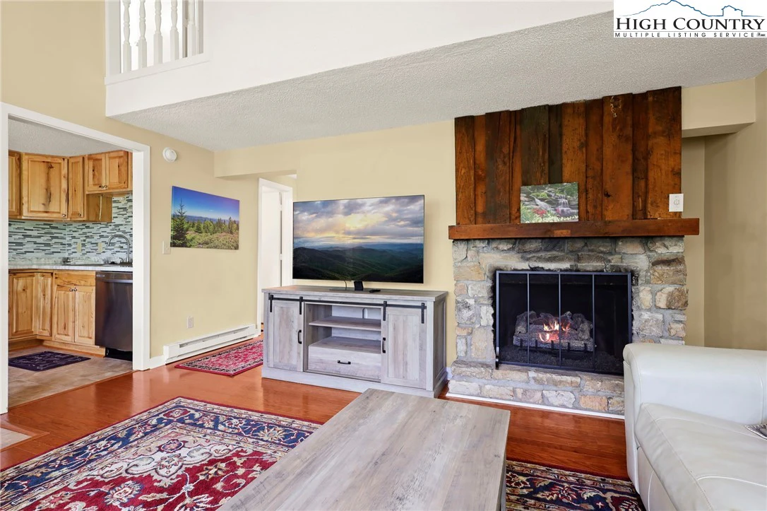 Image number 16 for the current listing