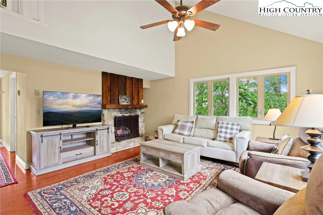 Image number 17 for the current listing