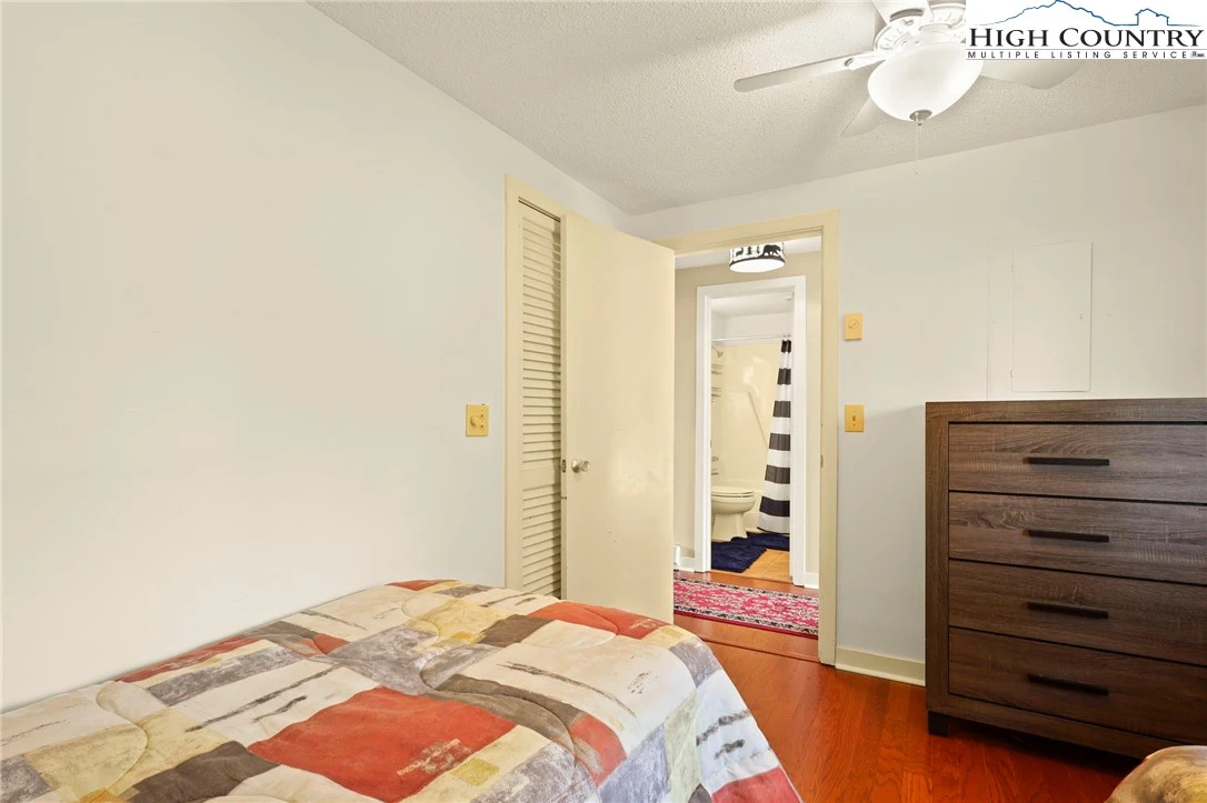 Image number 21 for the current listing