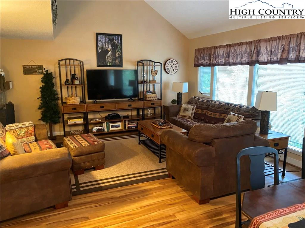Image number 4 for the current listing