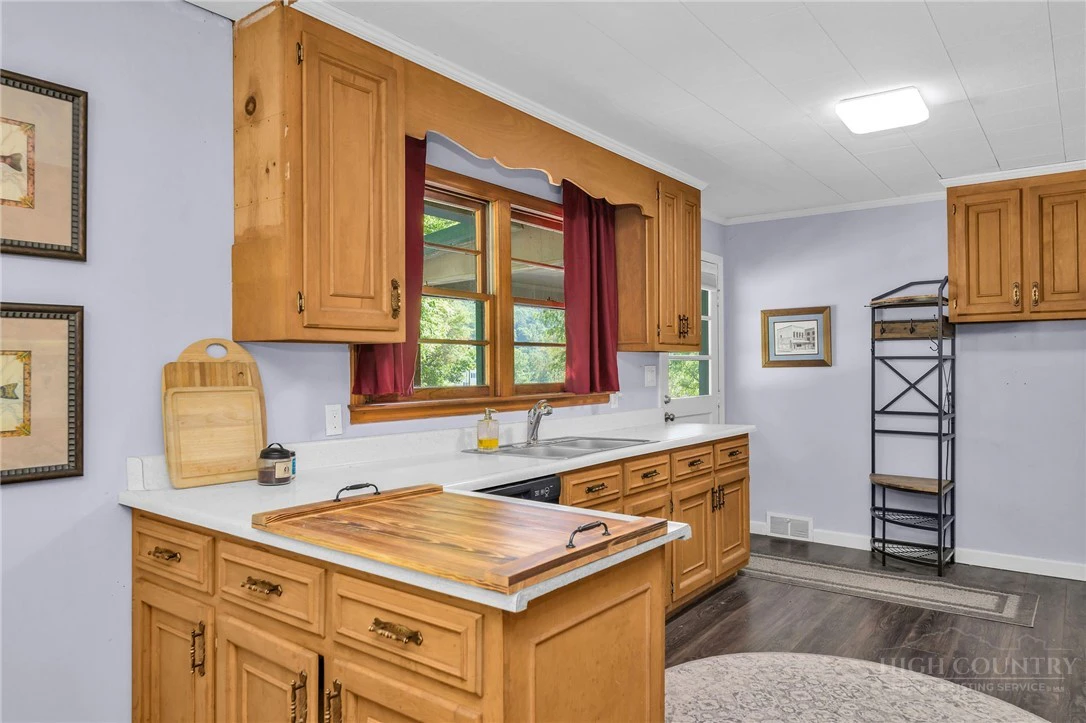 Image number 11 for the current listing