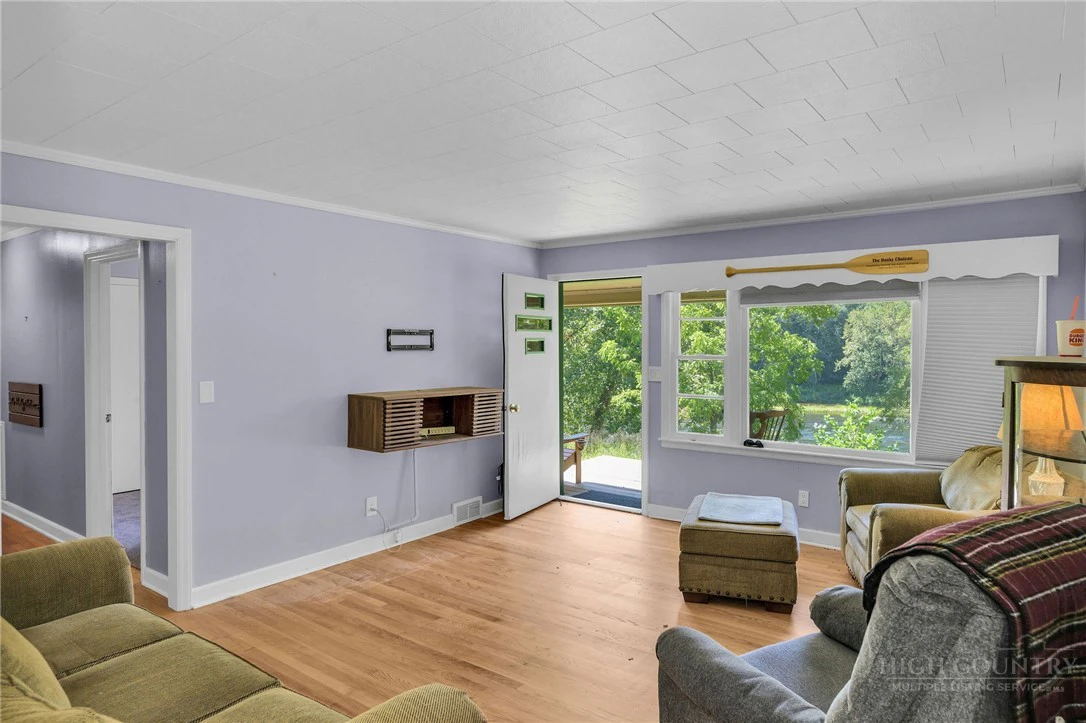 Image number 15 for the current listing