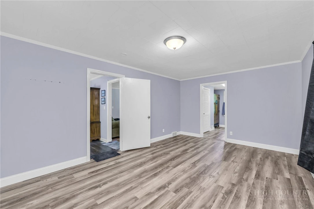 Image number 21 for the current listing