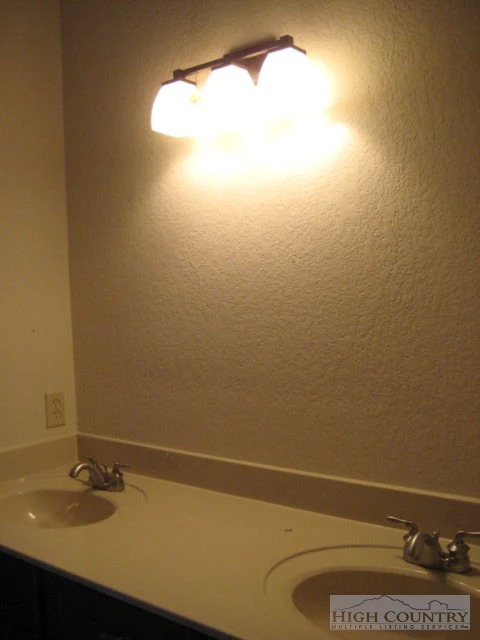 Image number 5 for the current listing