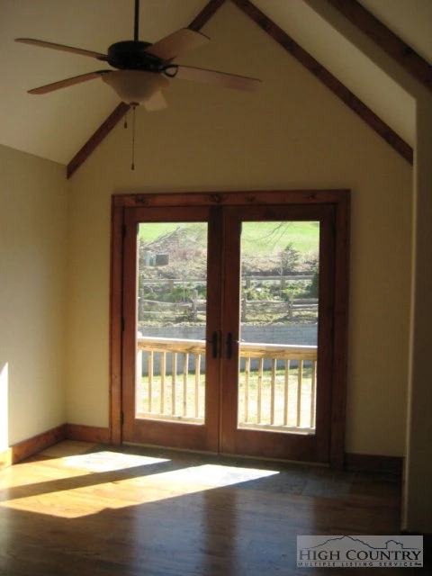 Image number 19 for the current listing