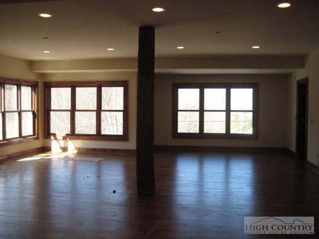 Image number 16 for the current listing