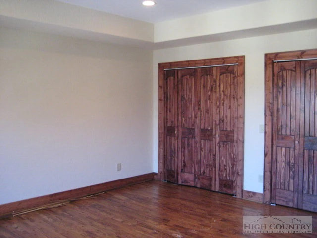Image number 15 for the current listing