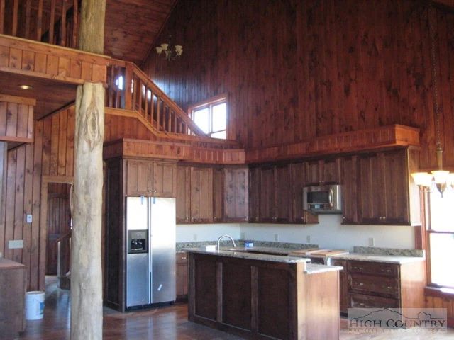 Image number 14 for the current listing
