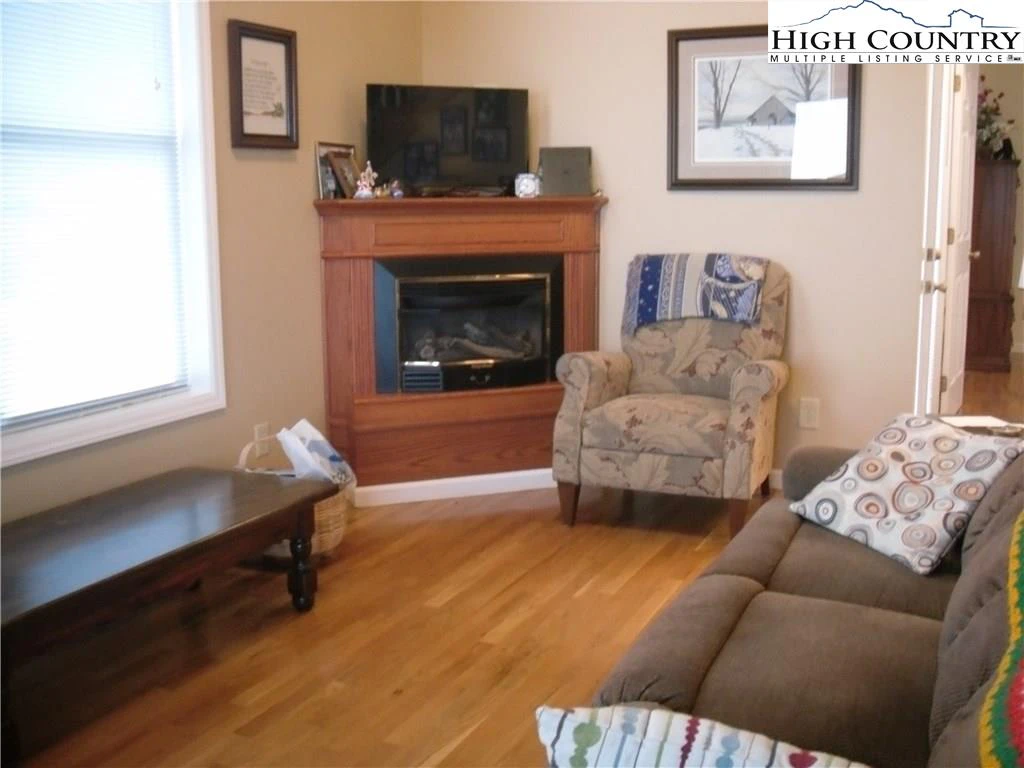 Image number 21 for the current listing