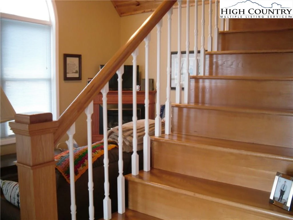 Image number 19 for the current listing