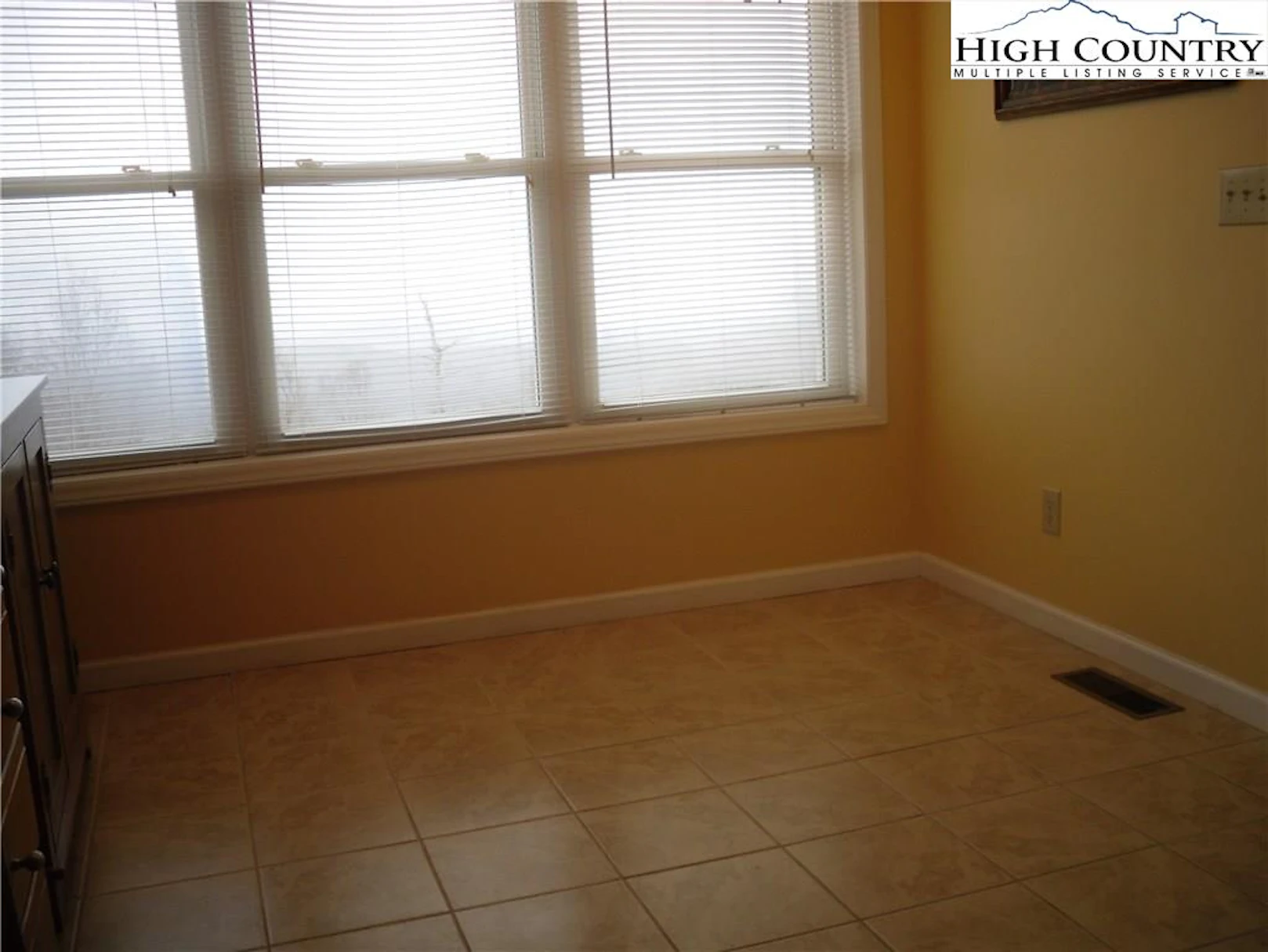 Image number 5 for the current listing