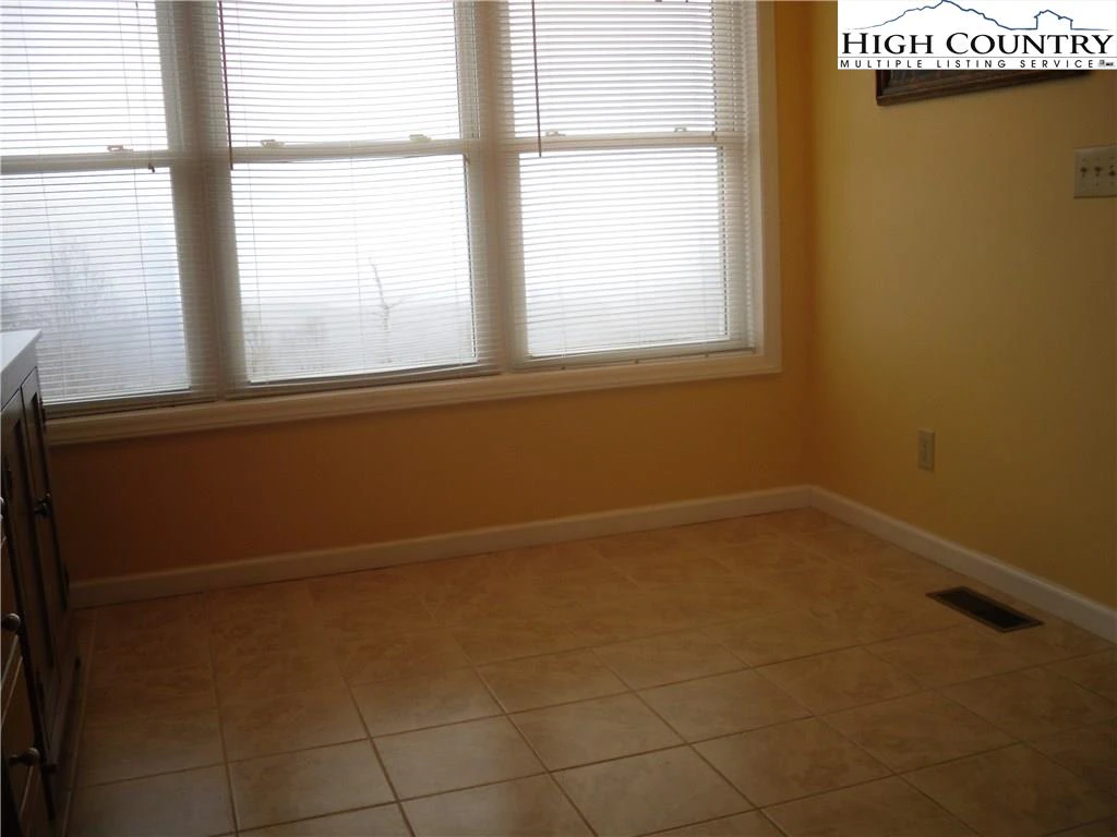 Image number 5 for the current listing