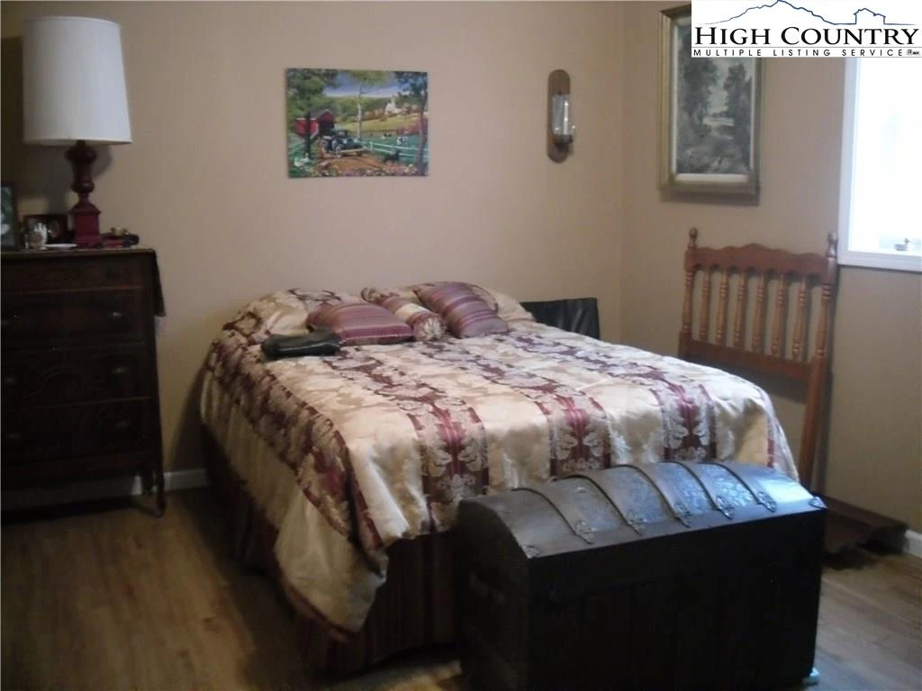 Image number 8 for the current listing