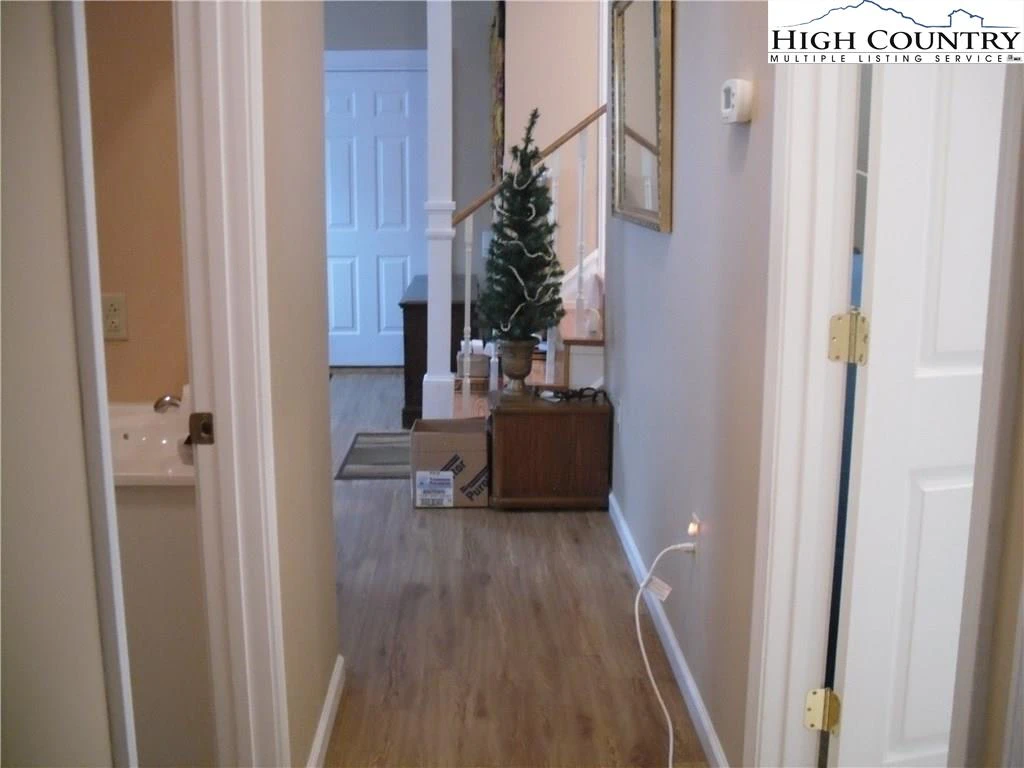 Image number 9 for the current listing
