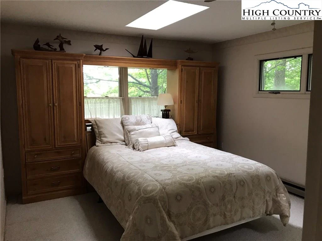 Image number 3 for the current listing