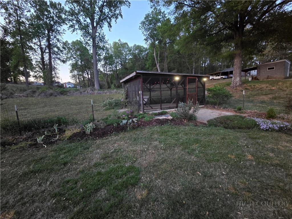 Image number 14 for the current listing