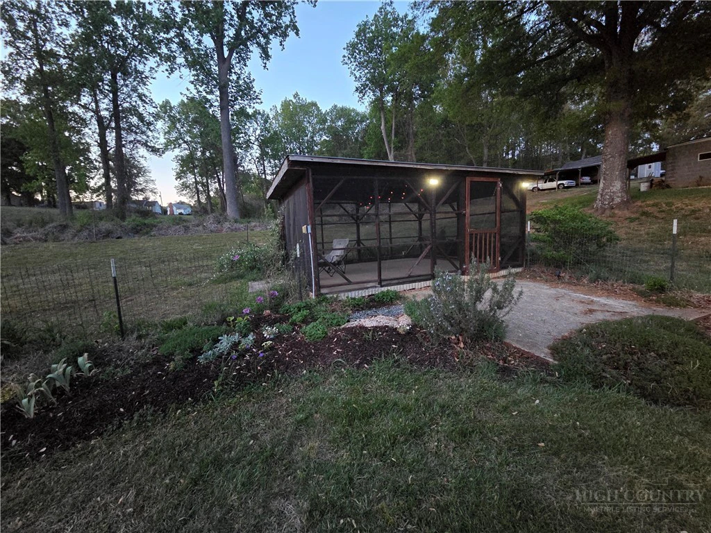 Image number 15 for the current listing