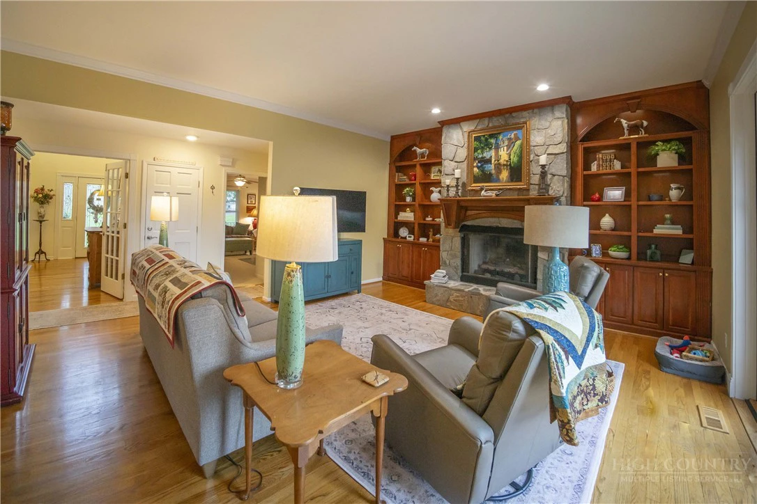 Image number 7 for the current listing
