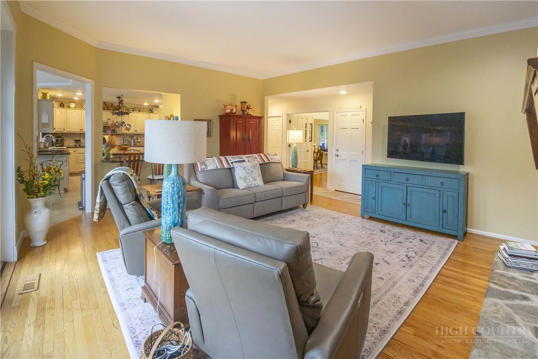 Image number 8 for the current listing