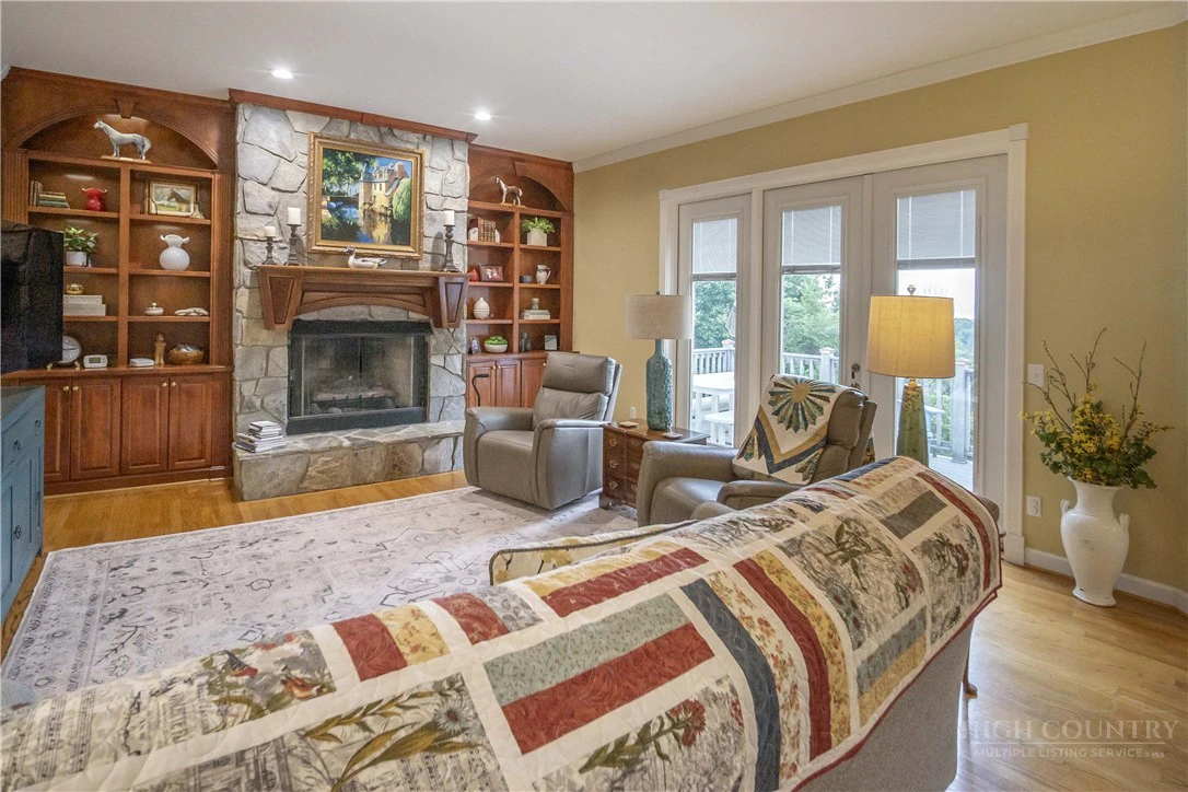 Image number 9 for the current listing