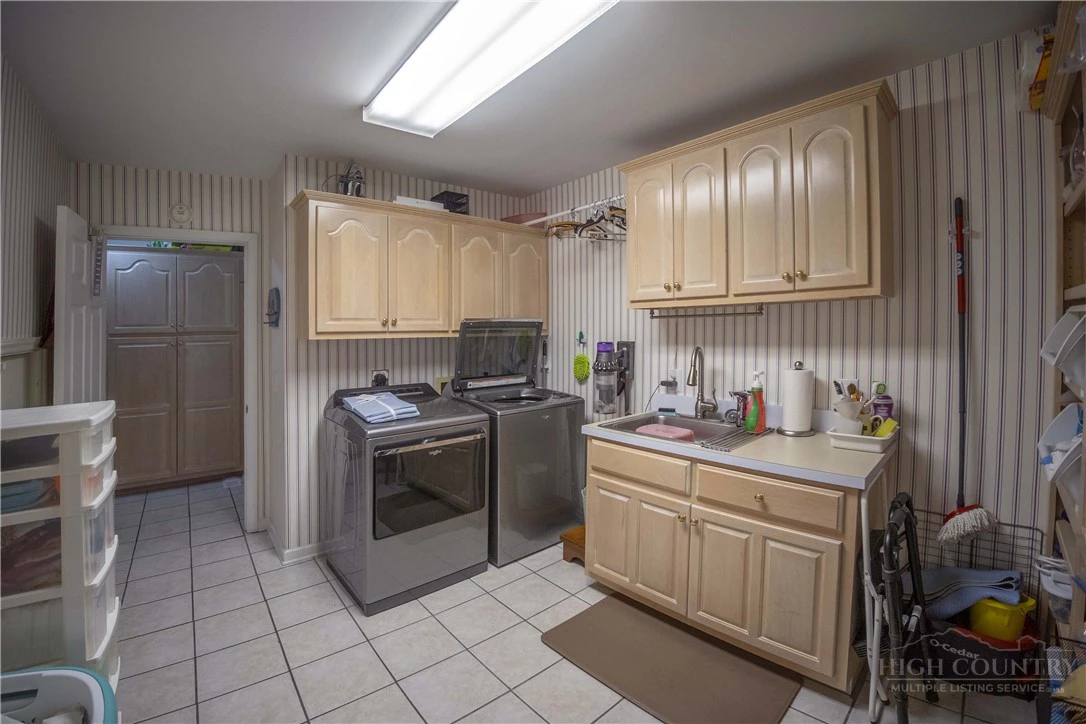 Image number 19 for the current listing