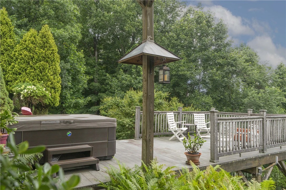 Image number 14 for the current listing