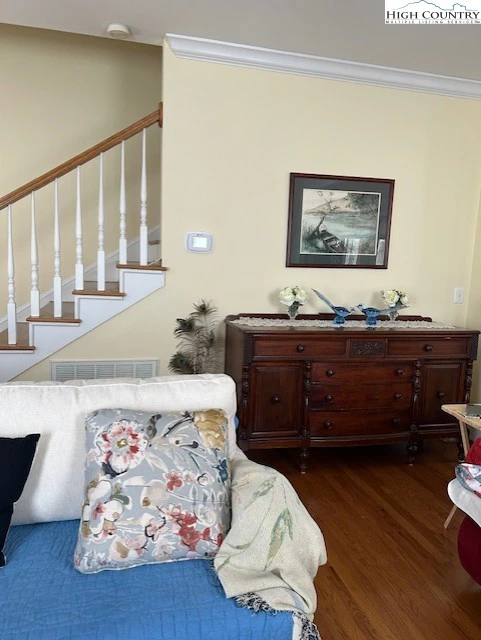 Image number 17 for the current listing