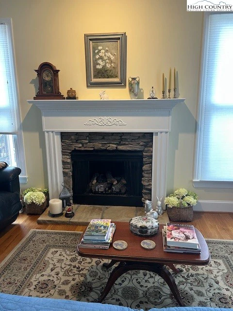 Image number 11 for the current listing
