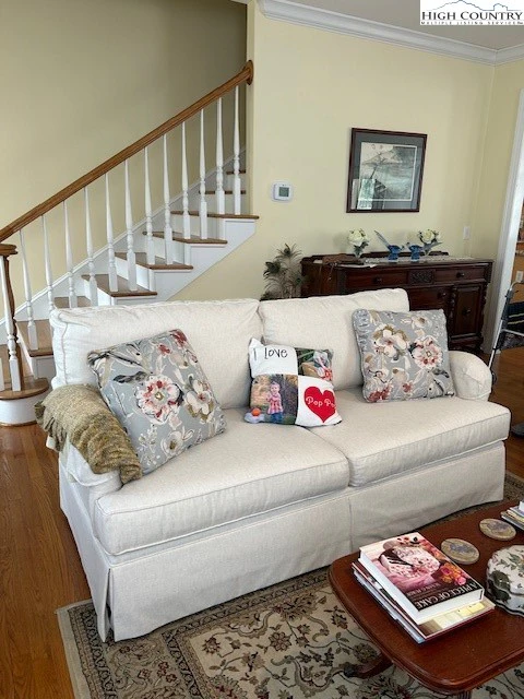 Image number 4 for the current listing