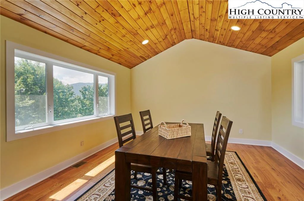 Image number 21 for the current listing