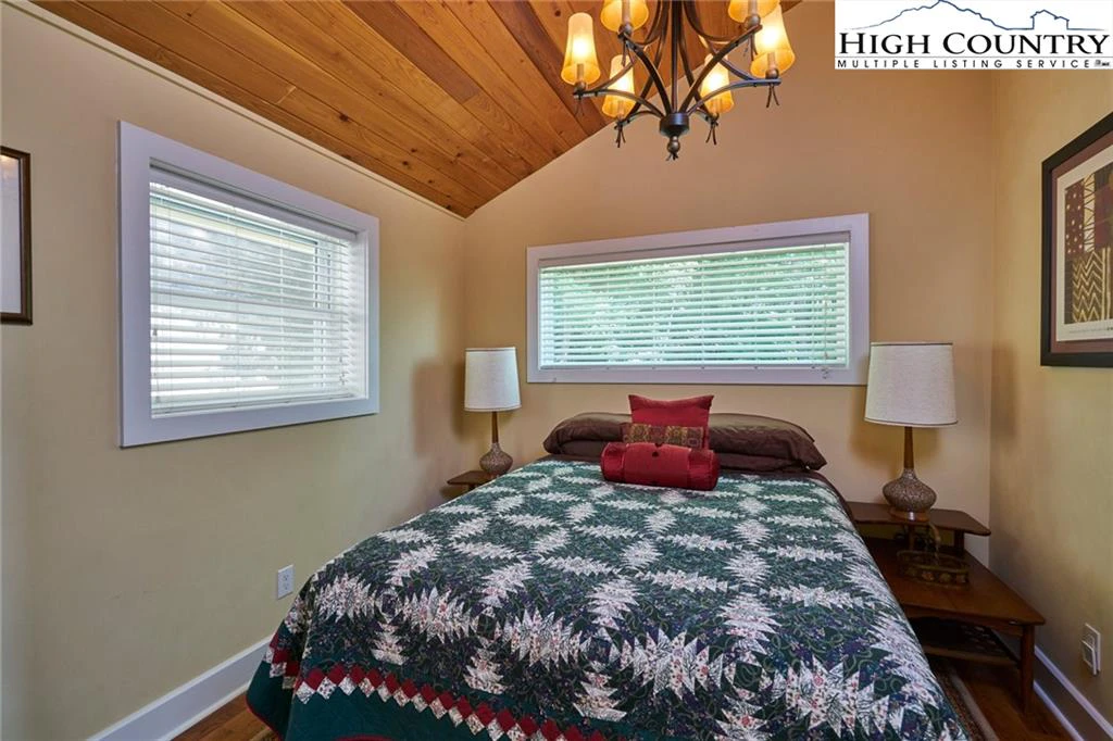 Image number 4 for the current listing