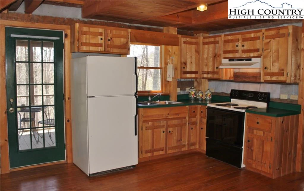 Image number 15 for the current listing