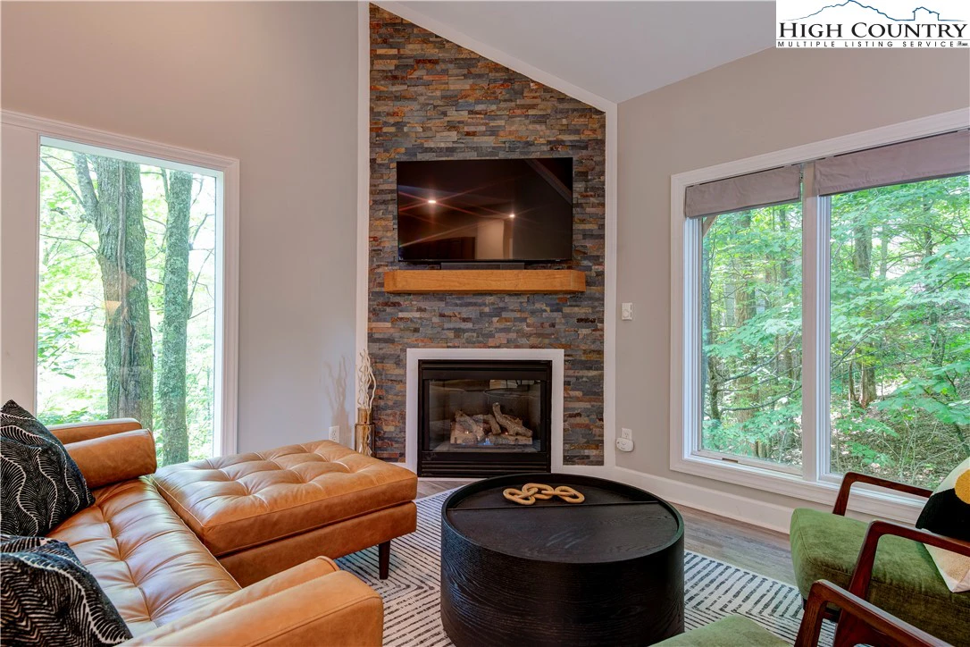 Image number 9 for the current listing