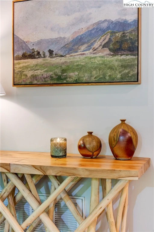 Image number 28 for the current listing