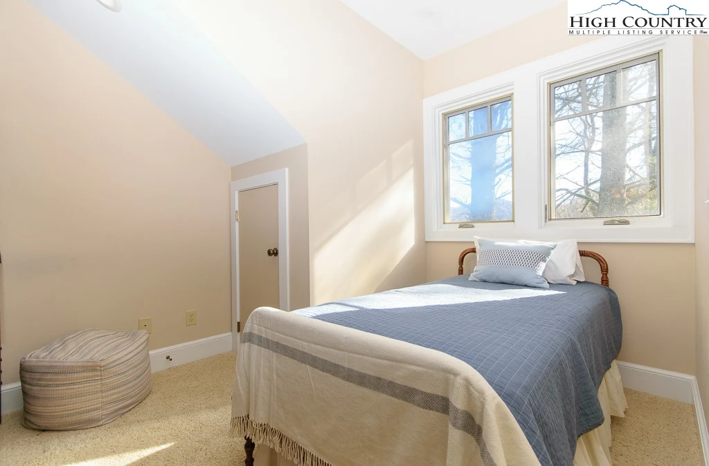 Image number 4 for the current listing