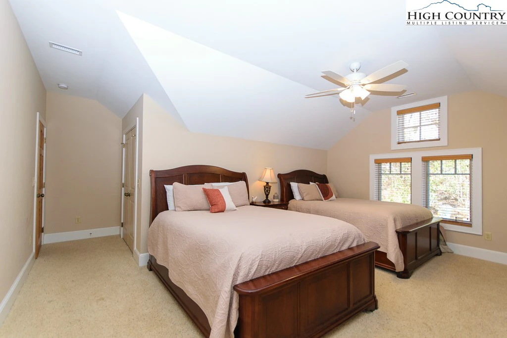 Image number 8 for the current listing