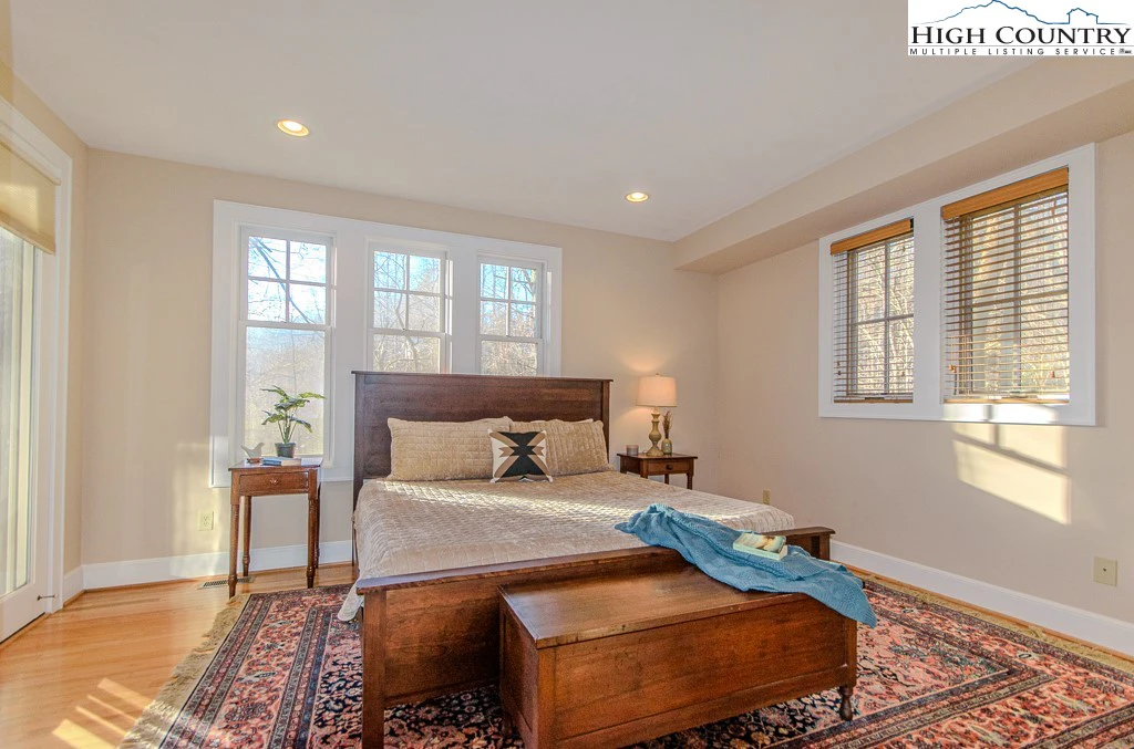 Image number 10 for the current listing