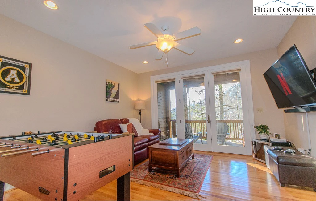 Image number 13 for the current listing