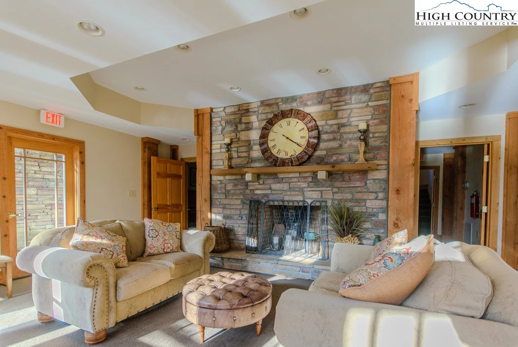 Image number 18 for the current listing