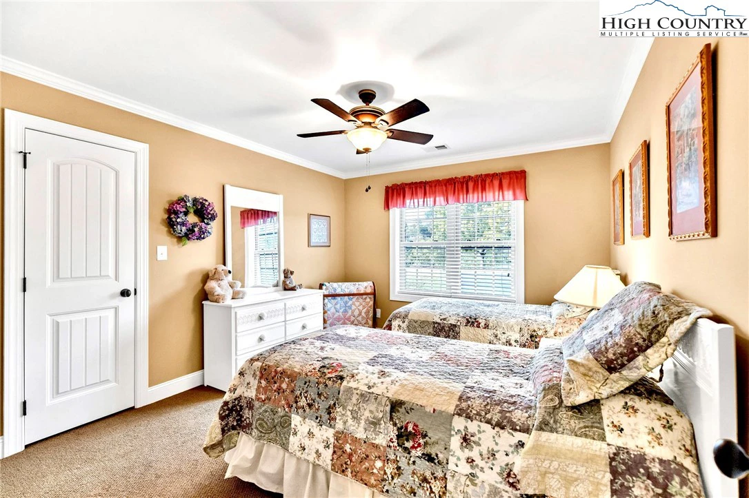 Image number 13 for the current listing