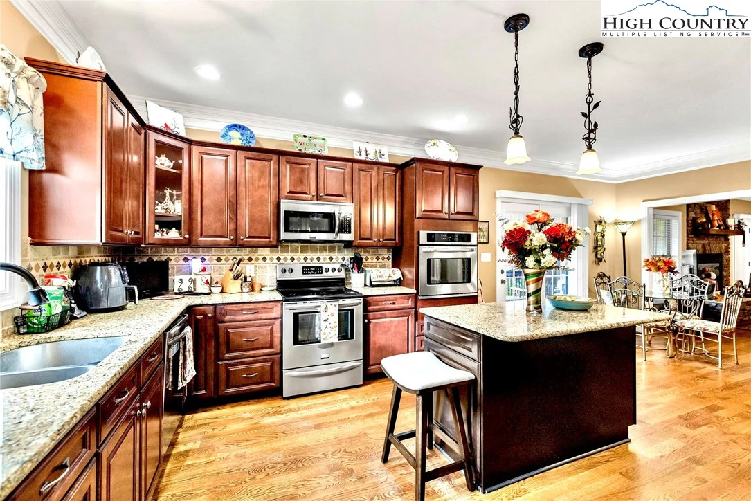 Image number 5 for the current listing