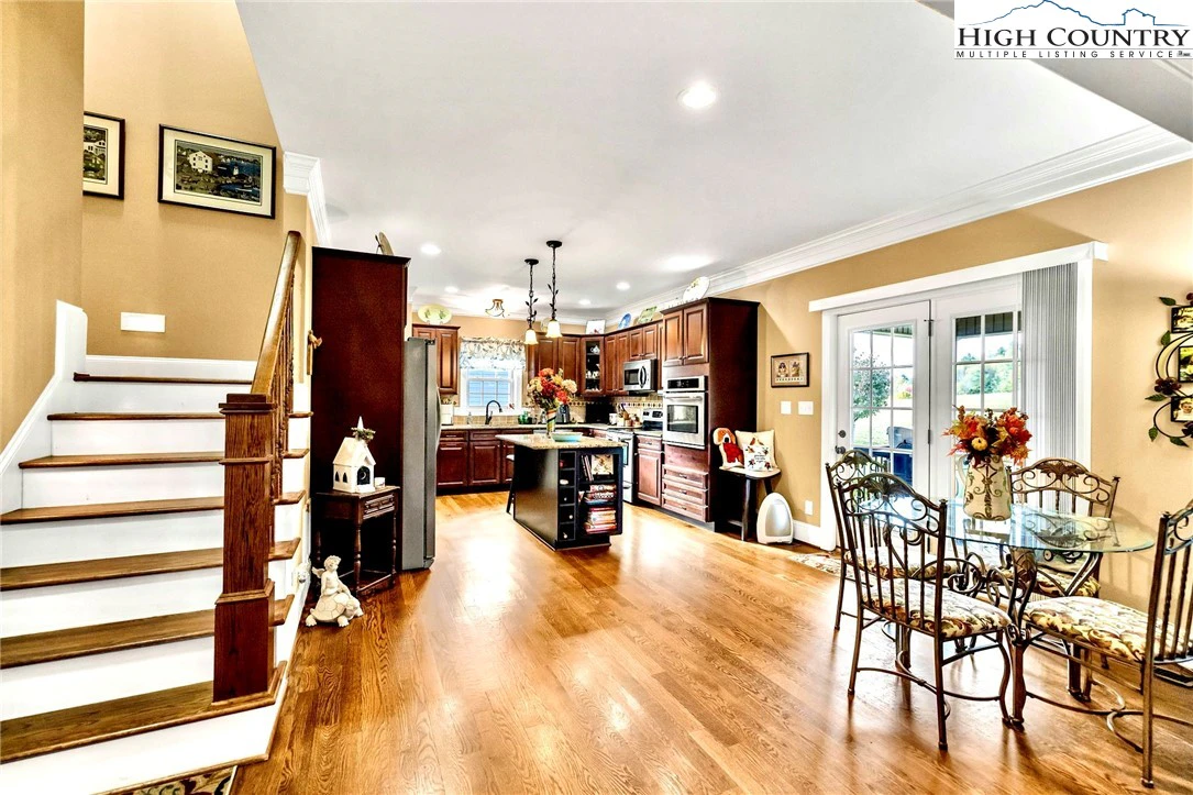 Image number 4 for the current listing