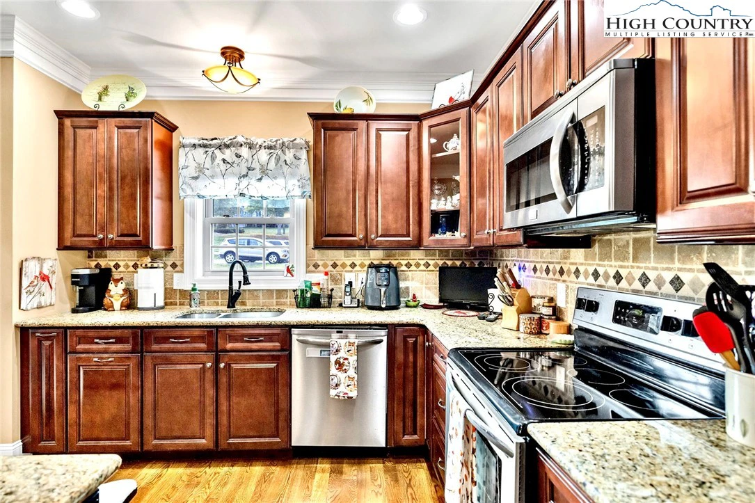 Image number 8 for the current listing