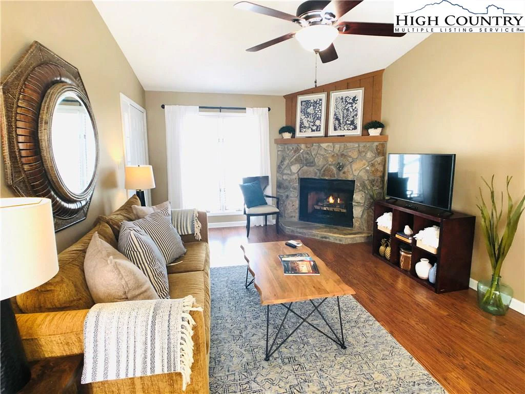 Image number 1 for the current listing