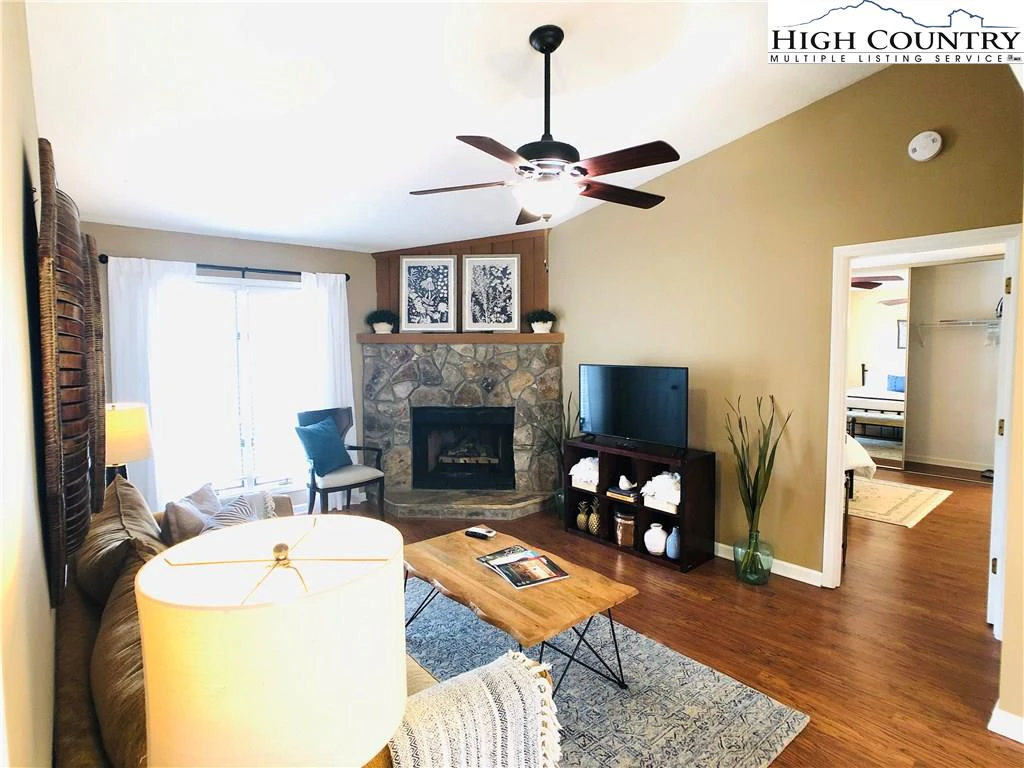 Image number 14 for the current listing
