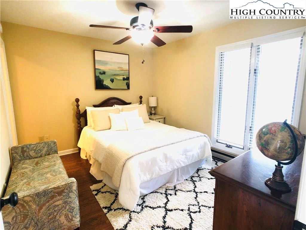 Image number 2 for the current listing