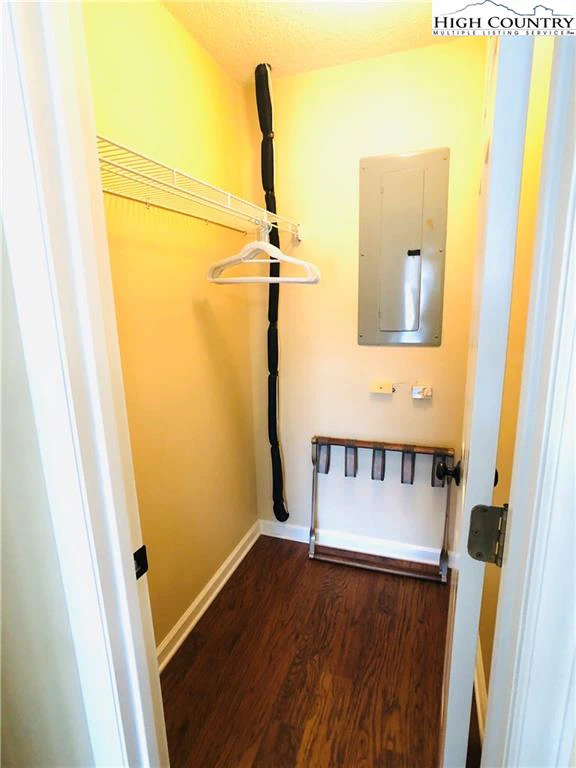 Image number 11 for the current listing