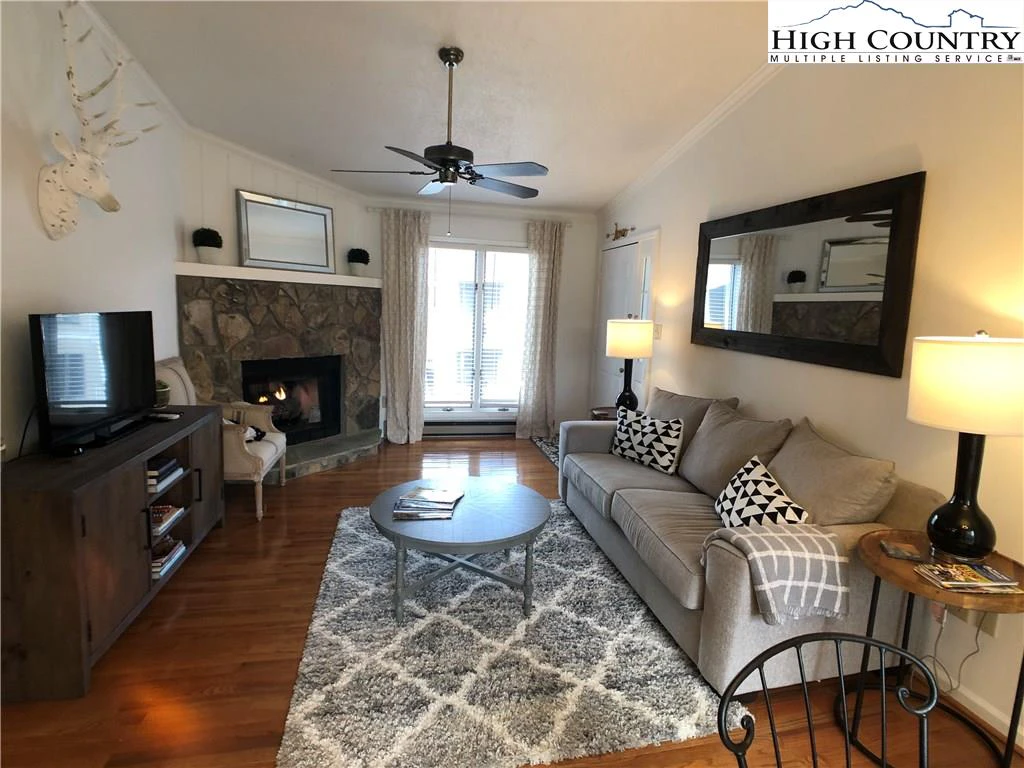 Image number 1 for the current listing